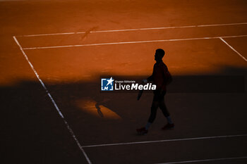 2023-06-06 - Novak Djokovic in the shadows (silhouette, shadow, shade) during the French Open, Grand Slam tennis tournament on June 6, 2023 at Roland Garros stadium in Paris, France. Photo Victor Joly / DPPI - TENNIS - ROLAND GARROS 2023 - WEEK 2 - INTERNATIONALS - TENNIS