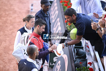 2023-06-06 - Novak Djokovic signs autographs for fans during the French Open, Grand Slam tennis tournament on June 6, 2023 at Roland Garros stadium in Paris, France. Photo Victor Joly / DPPI - TENNIS - ROLAND GARROS 2023 - WEEK 2 - INTERNATIONALS - TENNIS