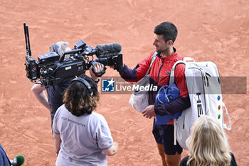 2023-06-06 - Novak Djokovic sign on a camera during the French Open, Grand Slam tennis tournament on June 6, 2023 at Roland Garros stadium in Paris, France. Photo Victor Joly / DPPI - TENNIS - ROLAND GARROS 2023 - WEEK 2 - INTERNATIONALS - TENNIS