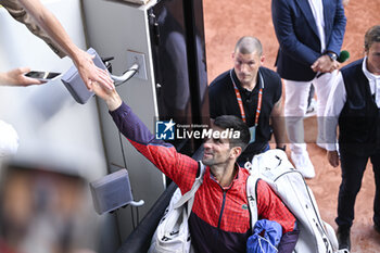 2023-06-06 - Novak Djokovic signs autographs for fans during the French Open, Grand Slam tennis tournament on June 6, 2023 at Roland Garros stadium in Paris, France. Photo Victor Joly / DPPI - TENNIS - ROLAND GARROS 2023 - WEEK 2 - INTERNATIONALS - TENNIS