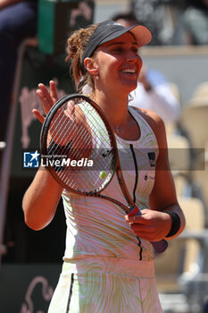 2023-06-07 - Beatriz Haddad Maia of Brazil celebrates her victory against Ons Jabeur of Tunisia during the French Open 2023, Roland-Garros 2023, Grand Slam tennis tournament, on June 7, 2023 at Stade Roland-Garros in Paris, France - TENNIS - ROLAND GARROS 2023 - WEEK 2 - INTERNATIONALS - TENNIS