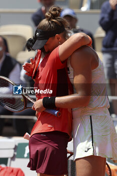 2023-06-07 - Beatriz Haddad Maia of Brazil hugs Ons Jabeur of Tunisia (left) after her victory during the French Open 2023, Roland-Garros 2023, Grand Slam tennis tournament, on June 7, 2023 at Stade Roland-Garros in Paris, France - TENNIS - ROLAND GARROS 2023 - WEEK 2 - INTERNATIONALS - TENNIS
