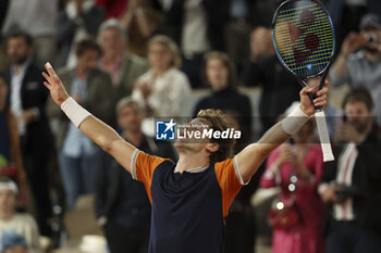 2023-06-07 - Casper Ruud of Norway celebrates his victory against Holger Rune of Denmark during the French Open 2023, Roland-Garros 2023, Grand Slam tennis tournament, on June 7, 2023 at Stade Roland-Garros in Paris, France - TENNIS - ROLAND GARROS 2023 - WEEK 2 - INTERNATIONALS - TENNIS