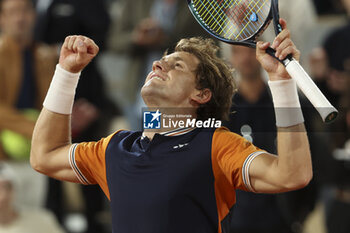 2023-06-07 - Casper Ruud of Norway celebrates his victory against Holger Rune of Denmark during the French Open 2023, Roland-Garros 2023, Grand Slam tennis tournament, on June 7, 2023 at Stade Roland-Garros in Paris, France - TENNIS - ROLAND GARROS 2023 - WEEK 2 - INTERNATIONALS - TENNIS