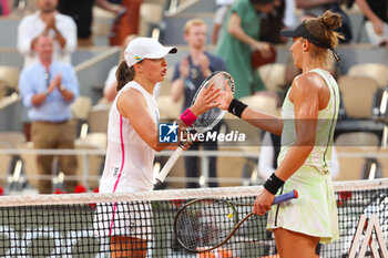 2023-06-08 - Iga Swiatek of Poland shakes hands with Beatriz Haddad Maia of Brazil after her victory during the French Open 2023, Roland-Garros 2023, Grand Slam tennis tournament, on June 8, 2023 at Stade Roland-Garros in Paris, France - TENNIS - ROLAND GARROS 2023 - WEEK 2 - INTERNATIONALS - TENNIS