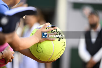 2023-06-08 - Illustration picture show a giant ball signed with autographs carried by a young child fan during the French Open, Grand Slam tennis tournament on June 8, 2023 at Roland Garros stadium in Paris, France. Photo Victor Joly / DPPI - TENNIS - ROLAND GARROS 2023 - WEEK 2 - INTERNATIONALS - TENNIS