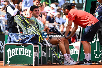 2023-06-09 - Carlos ALCARAZ of Spain receives medical treatment during the thirteenth day of Roland-Garros 2023, Grand Slam tennis tournament, on June 09, 2023 at Roland-Garros stadium in Paris, France - TENNIS - ROLAND GARROS 2023 - WEEK 2 - INTERNATIONALS - TENNIS