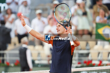 2023-06-09 - Casper Ruud of Norway celebrates his victory against Alexander Zverev of Germany during the French Open 2023, Roland-Garros 2023, Grand Slam tennis tournament, on June 9, 2023 at Stade Roland-Garros in Paris, France - TENNIS - ROLAND GARROS 2023 - WEEK 2 - INTERNATIONALS - TENNIS