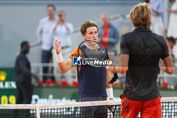 2023-06-09 - Casper Ruud of Norway shakes hands with Alexander Zverev of Germany after his victory during the French Open 2023, Roland-Garros 2023, Grand Slam tennis tournament, on June 9, 2023 at Stade Roland-Garros in Paris, France - TENNIS - ROLAND GARROS 2023 - WEEK 2 - INTERNATIONALS - TENNIS
