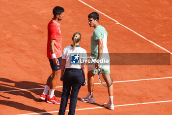 2023-06-09 - Carlos Alcaraz of Spain appears to be injured as he speaks to Novak Djokovic of Serbia during the French Open 2023, Roland-Garros 2023, Grand Slam tennis tournament, on June 9, 2023 at Stade Roland-Garros in Paris, France - TENNIS - ROLAND GARROS 2023 - WEEK 2 - INTERNATIONALS - TENNIS
