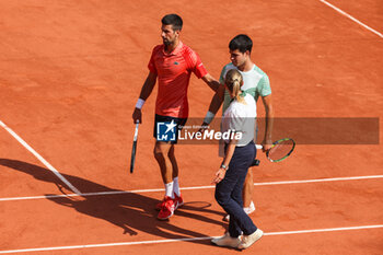 2023-06-09 - Carlos Alcaraz of Spain appears to be injured as he speaks to Novak Djokovic of Serbia during the French Open 2023, Roland-Garros 2023, Grand Slam tennis tournament, on June 9, 2023 at Stade Roland-Garros in Paris, France - TENNIS - ROLAND GARROS 2023 - WEEK 2 - INTERNATIONALS - TENNIS