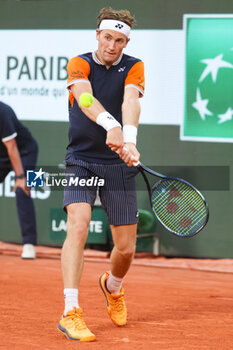 2023-06-09 - Casper Ruud of Norway during the French Open 2023, Roland-Garros 2023, Grand Slam tennis tournament, on June 9, 2023 at Stade Roland-Garros in Paris, France - TENNIS - ROLAND GARROS 2023 - WEEK 2 - INTERNATIONALS - TENNIS