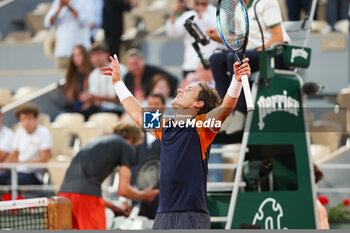 2023-06-09 - Casper Ruud of Norway celebrates his victory against Alexander Zverev of Germany during the French Open 2023, Roland-Garros 2023, Grand Slam tennis tournament, on June 9, 2023 at Stade Roland-Garros in Paris, France - TENNIS - ROLAND GARROS 2023 - WEEK 2 - INTERNATIONALS - TENNIS