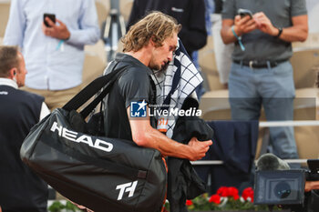 2023-06-09 - Alexander Zverev of Germany leaves the court after his defeat against Casper Ruud of Norway during the French Open 2023, Roland-Garros 2023, Grand Slam tennis tournament, on June 9, 2023 at Stade Roland-Garros in Paris, France - TENNIS - ROLAND GARROS 2023 - WEEK 2 - INTERNATIONALS - TENNIS