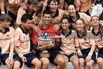 2023-06-11 - Novak Djokovic with ball kids during the French Open final, Grand Slam tennis tournament on June 11, 2023 at Roland Garros stadium in Paris, France. Photo Victor Joly / DPPI - TENNIS - ROLAND GARROS 2023 - WEEK 2 - INTERNATIONALS - TENNIS