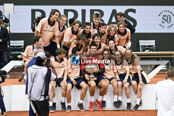 2023-06-11 - Novak Djokovic with ball kids during the French Open final, Grand Slam tennis tournament on June 11, 2023 at Roland Garros stadium in Paris, France. Photo Victor Joly / DPPI - TENNIS - ROLAND GARROS 2023 - WEEK 2 - INTERNATIONALS - TENNIS