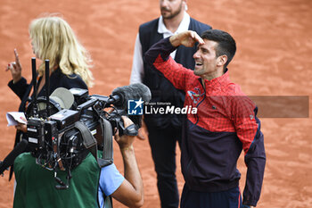 2023-06-11 - Novak Djokovic with a TV camera during the French Open final, Grand Slam tennis tournament on June 11, 2023 at Roland Garros stadium in Paris, France. Photo Victor Joly / DPPI - TENNIS - ROLAND GARROS 2023 - WEEK 2 - INTERNATIONALS - TENNIS