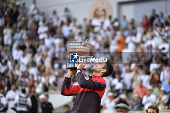 2023-06-11 - Novak Djokovic with the trophy ("La Coupe des Mousquetaires") during the French Open final, Grand Slam tennis tournament on June 11, 2023 at Roland Garros stadium in Paris, France - TENNIS - ROLAND GARROS 2023 - WEEK 2 - INTERNATIONALS - TENNIS