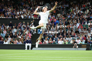 2023-07-03 - Jannik Sinner (Ita) during the 2023 Wimbledon Championships on July 3, 2023 at All England Lawn Tennis & Croquet Club in Wimbledon, England - TENNIS - WIMBLEDON 2023 - INTERNATIONALS - TENNIS