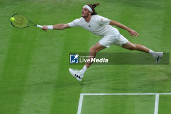 2023-07-06 - Stefanos Tsitsipas (Gre) with Andy Murray (GB) during the 2023 Wimbledon Championships on July 6, 2023 at All England Lawn Tennis & Croquet Club in Wimbledon, England - TENNIS - WIMBLEDON 2023 - INTERNATIONALS - TENNIS