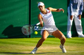 2023-07-06 - Magda Linette of Poland in action during the second round of the 2023 Wimbledon Championships on July 6, 2023 at All England Lawn Tennis & Croquet Club in Wimbledon, England - TENNIS - WIMBLEDON 2023 - INTERNATIONALS - TENNIS