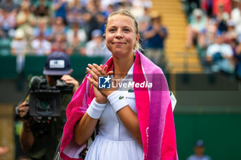 2023-07-06 - Anett Kontaveit of Estonia walks off the court after her last career singles match at the 2023 Wimbledon Championships on July 6, 2023 at All England Lawn Tennis & Croquet Club in Wimbledon, England - TENNIS - WIMBLEDON 2023 - INTERNATIONALS - TENNIS