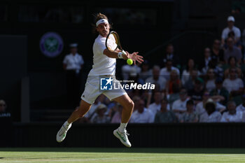2023-07-07 - Stefanos Tsitsipas (Gre) during the 2023 Wimbledon Championships on July 7, 2023 at All England Lawn Tennis & Croquet Club in Wimbledon, England - TENNIS - WIMBLEDON 2023 - INTERNATIONALS - TENNIS