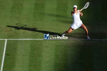 2023-07-07 - Iga Swiatek (Pol) during the 2023 Wimbledon Championships on July 7, 2023 at All England Lawn Tennis & Croquet Club in Wimbledon, England - TENNIS - WIMBLEDON 2023 - INTERNATIONALS - TENNIS