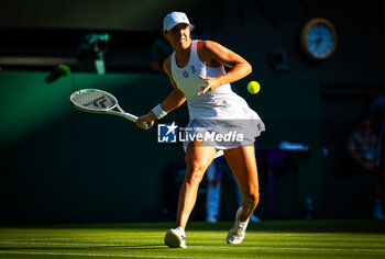 2023-07-07 - Iga Swiatek of Poland in action during the third round of the 2023 Wimbledon Championships on July 7, 2023 at All England Lawn Tennis & Croquet Club in Wimbledon, England - TENNIS - WIMBLEDON 2023 - INTERNATIONALS - TENNIS