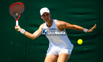 2023-07-07 - Anhelina Kalinina of Ukraine in action during the second round of the 2023 Wimbledon Championships on July 7, 2023 at All England Lawn Tennis & Croquet Club in Wimbledon, England - TENNIS - WIMBLEDON 2023 - INTERNATIONALS - TENNIS