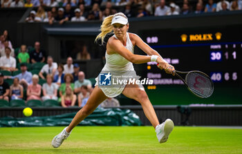2023-07-08 - Katie Boulter of Great Britain in action during the third round of the 2023 Wimbledon Championships on July 8, 2023 at All England Lawn Tennis & Croquet Club in Wimbledon, England - TENNIS - WIMBLEDON 2023 - INTERNATIONALS - TENNIS