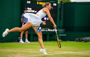 2023-07-08 - Marta Kostyuk of Ukraine in action during the third round of the 2023 Wimbledon Championships on July 8, 2023 at All England Lawn Tennis & Croquet Club in Wimbledon, England - TENNIS - WIMBLEDON 2023 - INTERNATIONALS - TENNIS