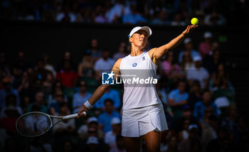 2023-07-09 - Iga Swiatek of Poland in action against Belinda Bencic of Switzerland during the fourth round of the 2023 Wimbledon Championships on July 9, 2023 at All England Lawn Tennis & Croquet Club in Wimbledon, England - TENNIS - WIMBLEDON 2023 - INTERNATIONALS - TENNIS