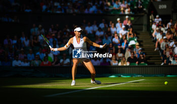 2023-07-09 - Belinda Bencic of Switzerland in action against Iga Swiatek of Poland during the fourth round of the 2023 Wimbledon Championships on July 9, 2023 at All England Lawn Tennis & Croquet Club in Wimbledon, England - TENNIS - WIMBLEDON 2023 - INTERNATIONALS - TENNIS