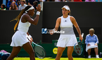 2023-07-09 - Jessica Pegula of the United States & Coco Gauff of the United States during the second round of doubles at the 2023 Wimbledon Championships on July 9, 2023 at All England Lawn Tennis & Croquet Club in Wimbledon, England - TENNIS - WIMBLEDON 2023 - INTERNATIONALS - TENNIS