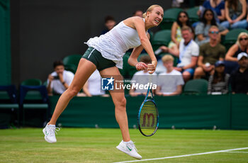 2023-07-09 - Anastasia Potapova of Russia in action against Mirra Andreeva of Russia during the fourth round of the 2023 Wimbledon Championships on July 9, 2023 at All England Lawn Tennis & Croquet Club in Wimbledon, England - TENNIS - WIMBLEDON 2023 - INTERNATIONALS - TENNIS