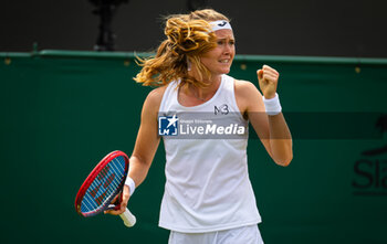 2023-07-09 - Marie Bouzkova of the Czech Republic in action during the fourth round of the 2023 Wimbledon Championships on July 9, 2023 at All England Lawn Tennis & Croquet Club in Wimbledon, England - TENNIS - WIMBLEDON 2023 - INTERNATIONALS - TENNIS