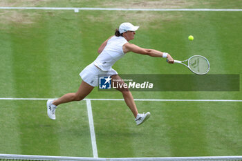 2023-07-11 - Iga Swiatek (Pol) during the 2023 Wimbledon Championships on July 11, 2023 at All England Lawn Tennis & Croquet Club in Wimbledon, England - TENNIS - WIMBLEDON 2023 - INTERNATIONALS - TENNIS