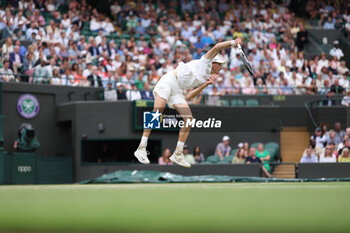 2023-07-11 - Jannik Sinner during the 2023 Wimbledon Championships on July 11, 2023 at All England Lawn Tennis & Croquet Club in Wimbledon, England - TENNIS - WIMBLEDON 2023 - INTERNATIONALS - TENNIS