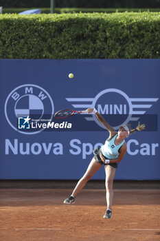 2023-07-20 - Sofya Lansere serves at the Palermo Open Ladies WTA 250 - WTA 250 PALERMO LADIES OPEN - INTERNATIONALS - TENNIS