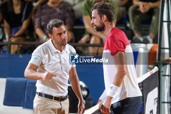 2023-07-28 - Stefano Napolitano discuss with the referee of the match during an quarter of finals of Internazionali di Verona - ATP Challenger 100 tennis tournament at Circolo Tennis Scaligero in Verona on July 28, 2023, Verona Italy. - ATP CHALLENGER 100 - INTERNAZIONALI DI VERONA - STEFANO NAPOLITANO VS DAVID GOFFIN  - INTERNATIONALS - TENNIS
