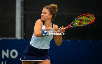 2023-08-07 - Jasmine Paolini of Italy in action during the first round of the 2023 Omnium Banque Nationale, WTA 1000 tennis tournament on August 7, 2023 in Montreal, Canada - TENNIS - WTA - OMNIUM BANQUE NATIONALE 2023 - INTERNATIONALS - TENNIS
