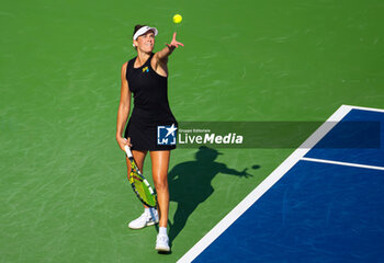 2023-08-09 - Jennifer Brady of the United States in action against Elena Rybakina of Kazakhstan during the second round of the 2023 Omnium Banque Nationale, WTA 1000 tennis tournament on August 9, 2023 in Montreal, Canada - TENNIS - WTA - OMNIUM BANQUE NATIONALE 2023 - INTERNATIONALS - TENNIS