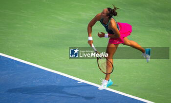 2023-08-16 - Qinwen Zheng of China in action during the second round of the 2023 Western & Southern Open, WTA 1000 tennis tournament on August 16, 2023 in Cincinnati, United States - TENNIS - WTA - WESTERN & SOUTHERN OPEN 2023 - INTERNATIONALS - TENNIS