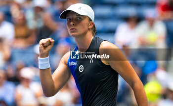 2023-08-28 - Iga Swiatek of Poland in action during the first round of the 2023 US Open Tennis Championships, Grand Slam tennis tournament on August 28, 2023 at USTA National Tennis Center in New York, United States - TENNIS - US OPEN 2023 - INTERNATIONALS - TENNIS