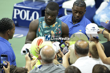 2023-08-30 - Frances Tiafoe of USA signs autographs after his victory during day 3 of the 2023 US Open Tennis Championships, Grand Slam tennis tournament on August 30, 2023 at USTA Billie Jean King National Tennis Center in New York, United States - TENNIS - US OPEN 2023 - INTERNATIONALS - TENNIS
