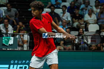 2023-09-13 - Gabriel Diallo (CAN) hits the ball with his backhand during Davis Cup 2023 Group A match between Lorenzo Musetti (ITA)at the Unipol Arena in Bologna on 13/09/23 - DAVIS CUP - CANADA VS ITALY - INTERNATIONALS - TENNIS