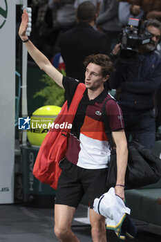 2023-11-01 - Ugo Humbert of France salutes the fans after his defeat during day 3 of the Rolex Paris Masters 2023, ATP Masters 1000 tennis tournament on November 1, 2023 at Accor Arena in Paris, France - TENNIS - ATP - ROLEX PARIS MASTERS 2023 - INTERNATIONALS - TENNIS