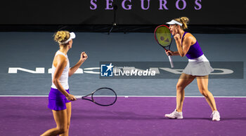 2023-10-29 - Erin Routliffe of New Zealand & Gabriela Dabrowski of Canada in action during the first round robin doubles match of the 2023 WTA Finals Cancun, WTA tennis tournament on October 29, 2023 in Cancun, Mexico - TENNIS - WTA FINALS CANCUN 2023 - INTERNATIONALS - TENNIS