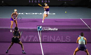 2023-10-29 - Erin Routliffe of New Zealand & Gabriela Dabrowski of Canada in action during the first round robin doubles match of the 2023 WTA Finals Cancun, WTA tennis tournament on October 29, 2023 in Cancun, Mexico - TENNIS - WTA FINALS CANCUN 2023 - INTERNATIONALS - TENNIS